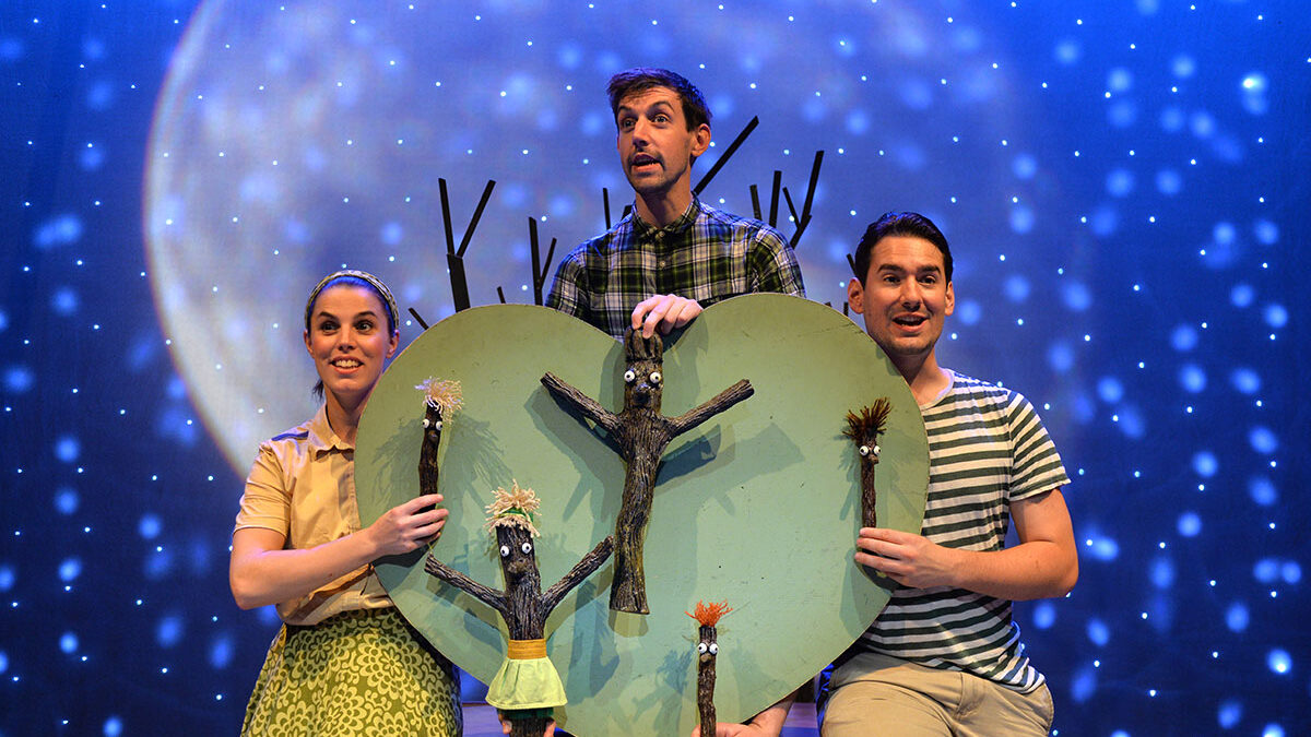 Theatre Review: Stick Man – Scamp Theatre at Town Hall, Birmingham